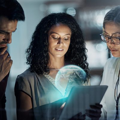 Em um futuro cada vez mais interessado na AI, adotar tecnologias de inteligência artificial vai além da infraestrutura e algoritmos — exige uma cultura organizacional sólida que valorize aprendizado contínuo, colaboração e adaptação. A cultura é o solo fértil onde a IA floresce. Sem ela, iniciativas podem esbarrar em resistência, empoderamento limitado e falhas em escala.